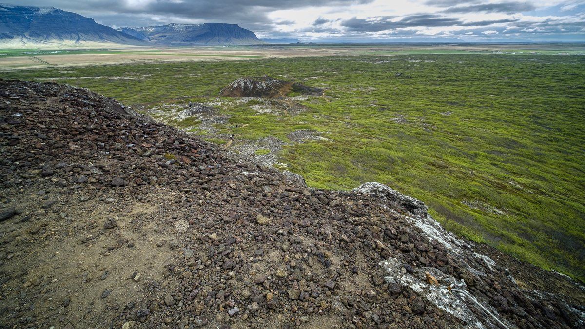 Des décennies de régénération menacées : deux touristes français détruisent la toundra islandaise en Land Rover et récidivent malgré l’amende.