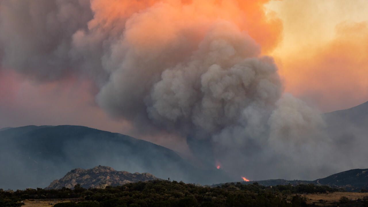 Incendie dans les Pyrénées-Orientales : pompiers relancent les opérations.
