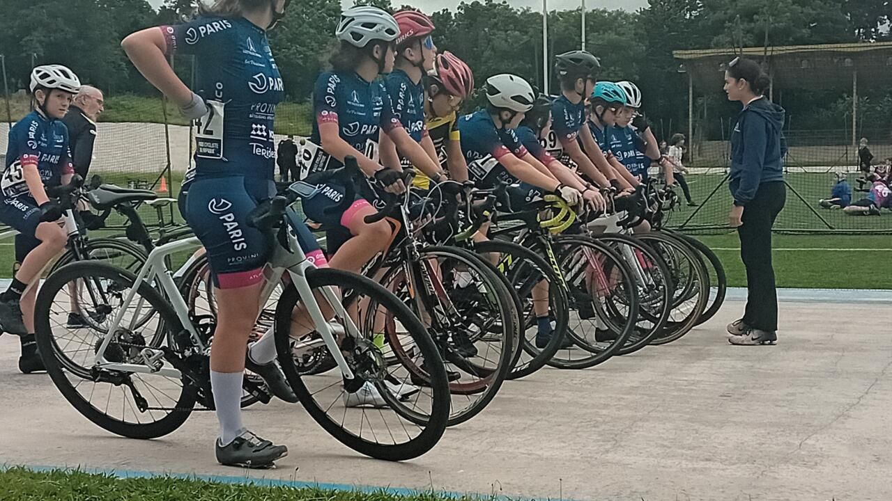 Le dérèglement climatique à travers les yeux des cyclistes de différentes générations - Reportage France